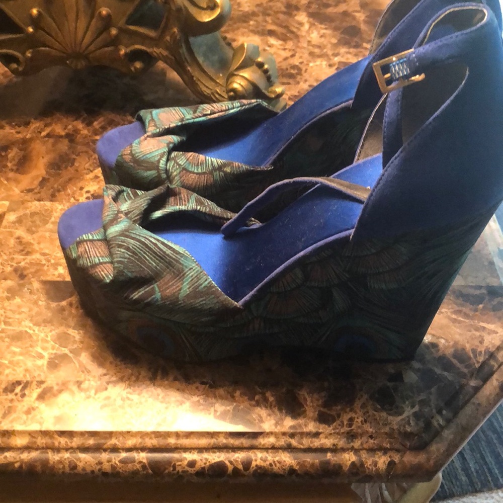 Wedge sandals blue with oeocock design